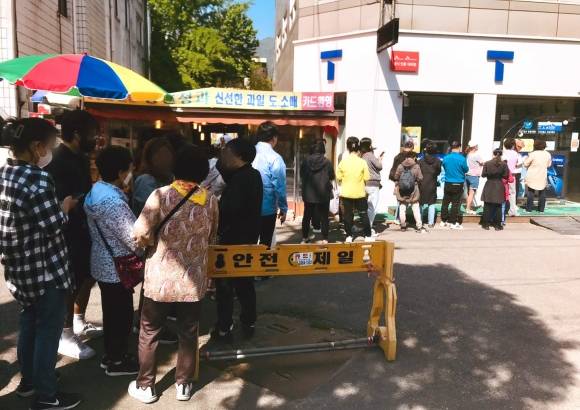 가입자 유심(USIM) 정보를 탈취당한 SK텔레콤이 유심 무료교체 서비스를 시작한 28일 서울 시내 한 SKT 대리점에서 시민들이 유심 교체를 위해 줄을 서고 있다. 2025.4.28 연합뉴스