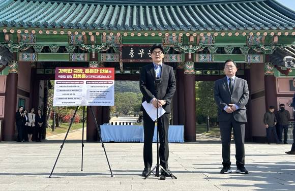 국민의힘 한동훈 대선 경선 후보가 28일 충남 아산 현충사에서 국방정책 비전 발표 기자회견을 하고 있다. 2025.4.28. 연합뉴스