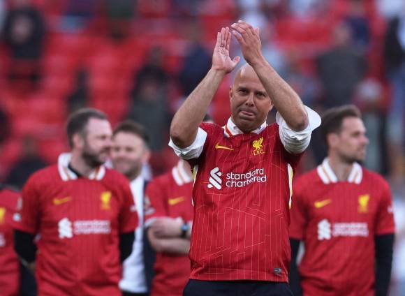 아르네 슬롯 리버풀 감독이 28일(한국시간) 영국 리버풀의 안필드에서 열린 2024~25 EPL 34라운드 토트넘과의 홈 경기에서 5-1로 승리하고 우승을 확정한 뒤 기뻐하고 있다. 로이터 연합뉴스