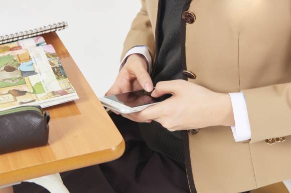 휴대전화 사용하는 학생 자료 이미지. 아이클릭아트