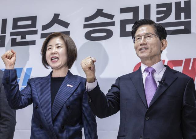 김문수 국민의힘 대선 예비후보가 28일 서울 여의도 자신의 캠프 사무실에서 김 후보 지지를 선언한 국민의힘 김미애 의원과 사진촬영을 하고 있다. 연합뉴스
