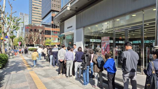 28일 오전 9시께 서울 종로구의 한 SK텔레콤 ‘티월드’ 매장 앞이 유심을 교체하려는 가입자들로 긴 줄을 이뤘다. 김윤수 기자
