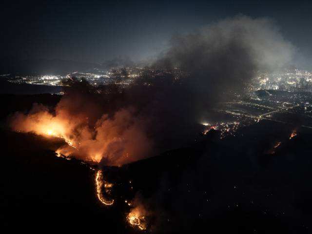 28일 오후 2시1분께 대구 북구 노곡동 함지산에서 발생한 산불이 야간에도 확산하고 있다. 연합뉴스