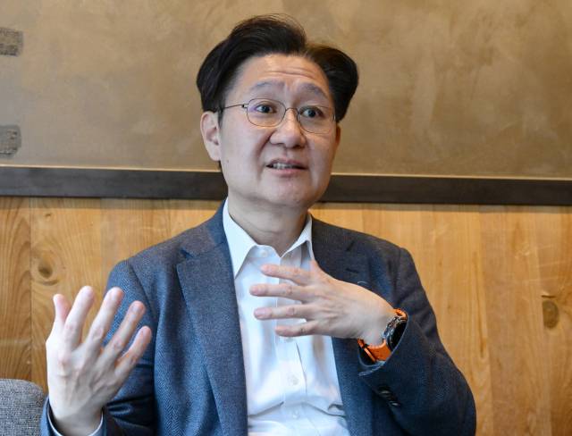 유성호 서울대 교수가 유언을 쓰는 행위는 살아온 날들을 돌아보는 것과 동시에 살아갈 날들을 계획하는 방법이라고 설명하고 있다. 성형주 기자