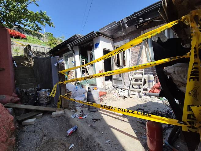 28일 오전 강원 강릉시&nbsp;입암동의 한 주택가에 폴리스라인이 설치돼 있다. ⓒ연합뉴스