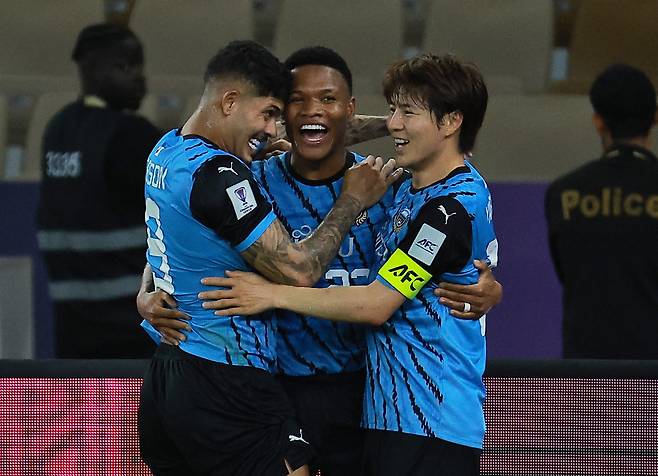 가와사키 선수들이 28일 아시아챔피언스리그 엘리트 알 사드전에서 마르시뉴(가운데)의 골 이후 함께 기뻐하고 있다. 로이터연합뉴스