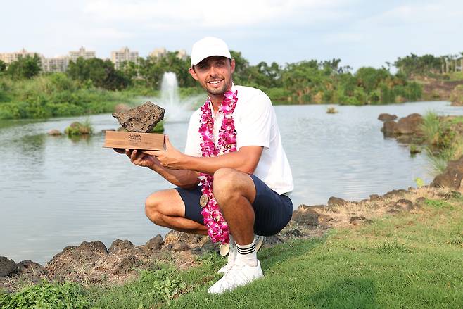 마르코 펜지가 지난 27일 열린 DP 월드 투어 하이난 클래식에서 우승한 뒤 우승컵을 들고 포즈를 취하고 있다. 게티이미지코리아