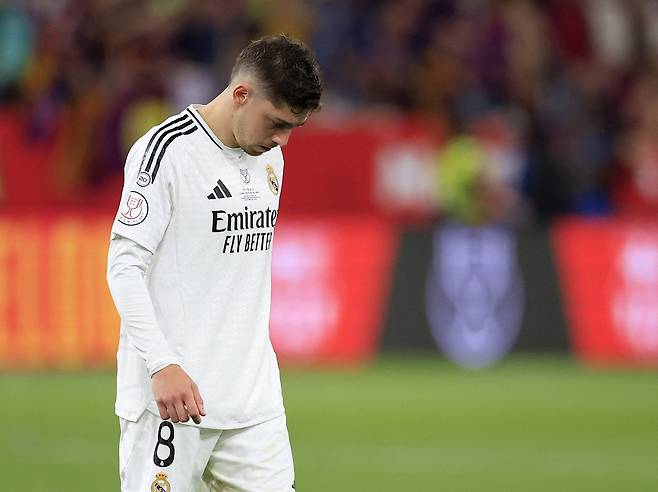 레알 마드리드 페데리코 발베르데가 27일 코파델레이 결승에서 바르셀로나에 패한 뒤 고개를 떨구고 있다. 로이터연합뉴스