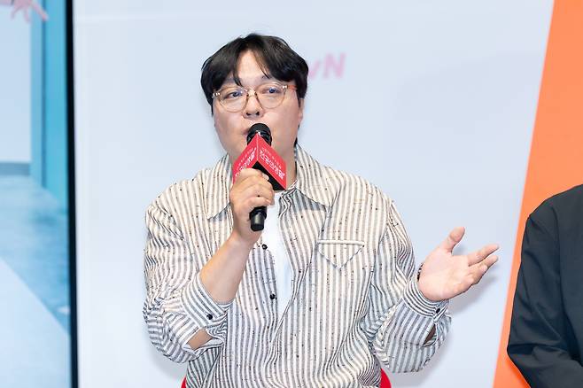 tvN 주말극 ‘천국보다 아름다운’의 크리에이터 신원호PD. 사진 tvN