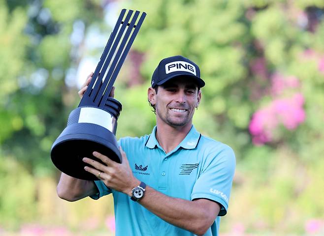 호아킨 니만이 28일 LIV골프 멕시코시티에서 우승한 뒤 트로피를 들고 웃고 있다. 멕시코시티｜로이터 연합뉴스