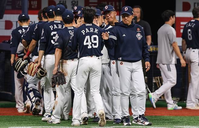 두산은 23일 서울 구로구 고척스카이돔에서 열린 프로야구 2025 신한 SOL 뱅크 KBO리그 키움 히어로즈와의 방문 경기에서 8-2로 역전승하고 3연패에서 벗어났다. 사진은 이날 승리 후 선수들을 격려하는 이승엽 감독. 두산베어스 제공