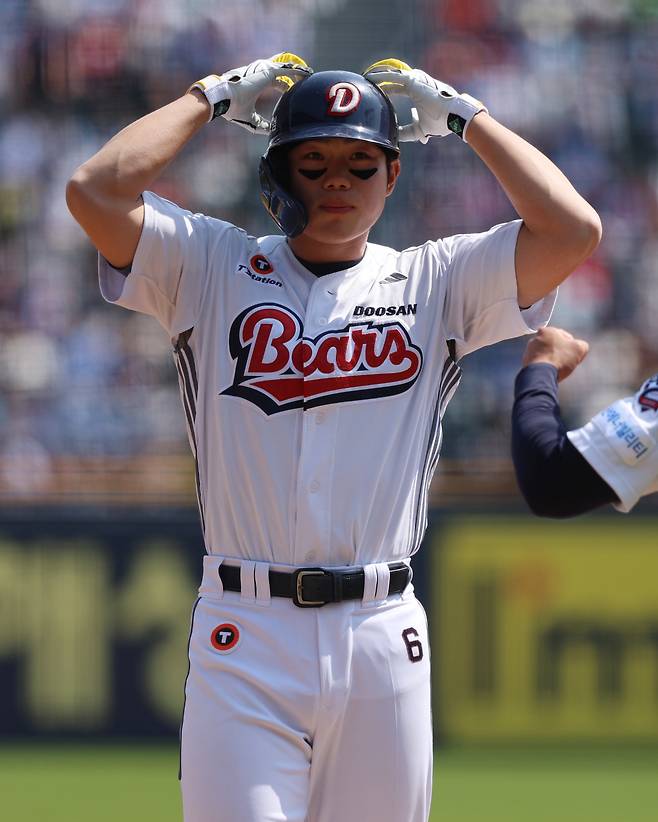 27일 서울 잠실야구장에서 열린 2025 신한 SOL 뱅크 KBO리그 롯데 자이언츠와 두산 베어스의 경기. 두산 오명진은 이날 4회말 1사 만루 롯데 왼손 불펜 송재영의 초구 시속 129㎞ 슬라이더를 잡아당겨 오른쪽 담을 넘어가는 그랜드슬램을 작렬했다. 오명진의 1군 무대에서 친 첫 홈런이다. 두산베어스 제공