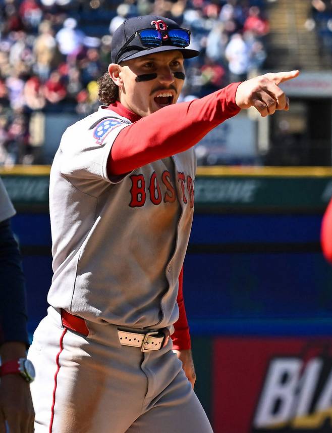 보스턴 외야수 재런 듀란이 28일 클리블랜드 원정경기 도중 관중석 한 팬의 도발에 분노하며 손가락질하고 있다. AFP연합