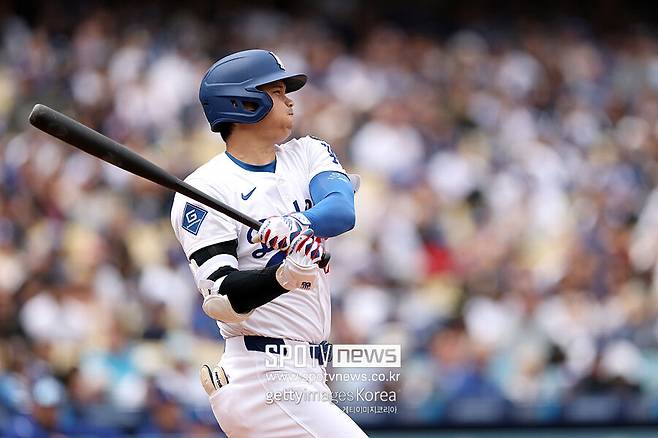 ▲ 28일(한국시간) 미국 캘리포니아주 로스앤젤레스 다저스타디움에서 열린 2025 메이저리그 피츠버그 파이리츠와 경기에서 9-2로 이겼다. 타격하는 오타니 쇼헤이.