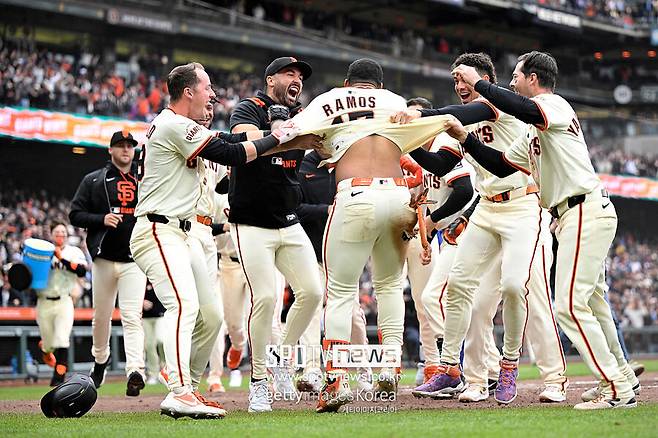 ▲ 28일(한국시간) 미국 캘리포니아주 샌프란시스코 오라클파크에서 열린 2025 메이저리그 텍사스 레인저스와 경기에서 샌프란시스코는 9회 끝내기로 3-2 승리를 거뒀다. 승리 세리머니하는 샌프란시스코 선수들.
