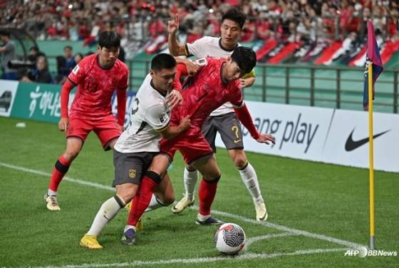 손흥민(빨간색 유니폼 7번)을 견제하는 우 레이(흰색 유니폼 7번). /AFPBBNews=뉴스1