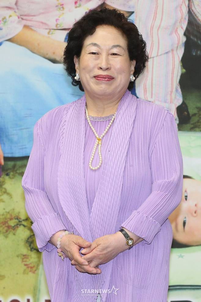 $ 배우 전원주가 29일 오전 서울 여의도 KBS 신관 국제회의실에서 열린 농촌드라마 '오! 할매' 제작발표회에 참석해 포즈를 취하고 있다. /사진=이기범 기자 leekb@