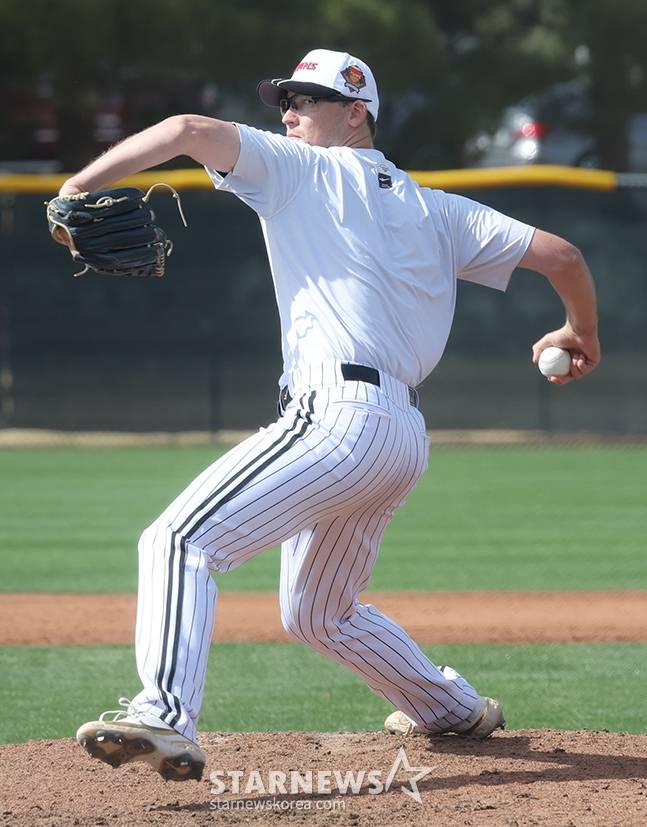 2025 LG 스프링캠프에 참여했던 호주 국가대표 출신 코엔 윈. /사진=김진경 대기자