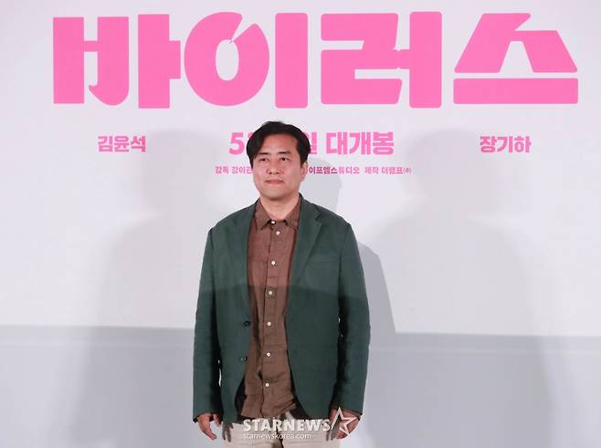 포즈 취하는 '바이러스' 강이관 감독[★포토]