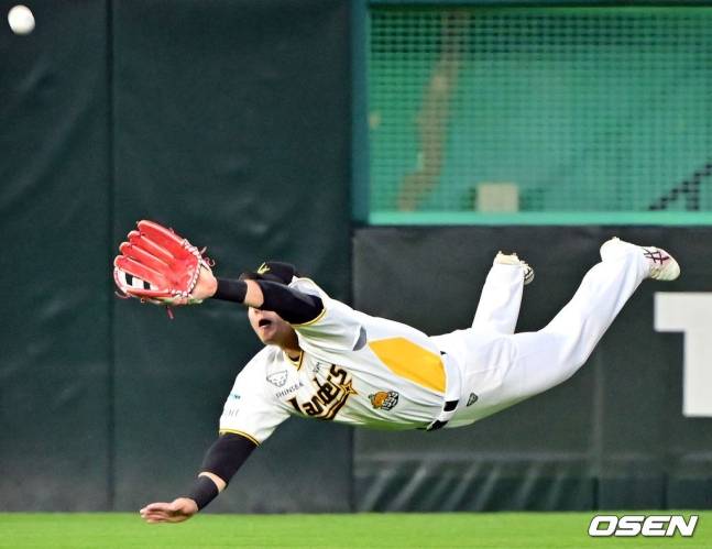 지난 25일 키움전 환상적인 다이빙 캐치를 하고 있는 최준우.