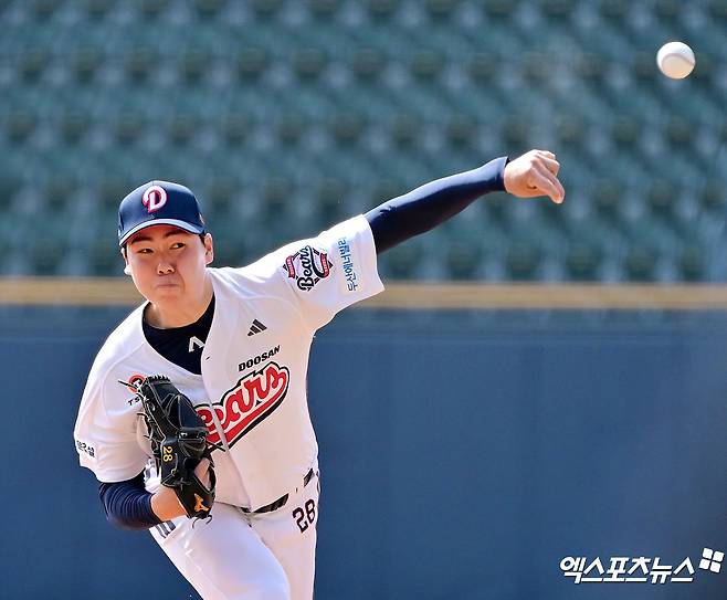 두산 투수 최승용은 27일 잠실구장에서 열린 '2025 신한 SOL Bank KBO 리그' 롯데와 주말 3연전 마지막 경기에서 선발 등판했다. 이날 5이닝 3실점으로 시즌 2승(1패)을 챙겼다. 두산은 올해 최승용이 선발 등판한 6경기에서 5승을 거뒀다. 엑스포츠뉴스 DB