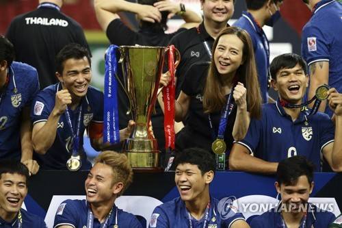 태국축구협회가 지난 23일(한국시간) 공식 홈페이지를 통해 마담 팡 협회장이 시암스포츠에 첫 부채 상환을 위해 축구협회에 2500만바트(약 10억 7400만원)의 사재를 출연해 기부했다고 전했다.&nbsp;연합뉴스