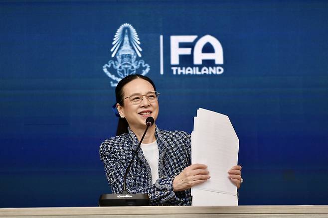 태국축구협회가 지난 23일(한국시간) 공식 홈페이지를 통해 마담 팡 협회장이 시암스포츠에 첫 부채 상환을 위해 축구협회에 2500만바트(약 10억 7400만원)의 사재를 출연해 기부했다고 전했다.&nbsp;태국축구협회