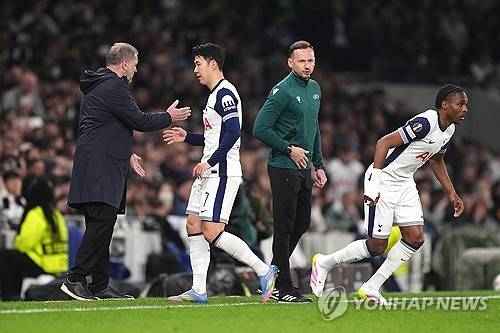 토트넘은 오는 5월 2일 오전 4시(한국시간) 영국 런던에 있는 토트넘 홋스퍼 스타디움에서 보되/글림트(노르웨이)와 2024-2025시즌 유럽축구연맹(UEFA) 유로파리그 준결승 1차전을 치른다.&nbsp;손흥민의 출전 여부가 불투명하다. 현재 손흥민은 발 부상으로 공식전 4경기 연속 결장했다. 리버풀전도 예외는 아니었다.  프랑크푸르트와의 유로파리그 8강 1차전 때 강한 태클을 당해 발에 충격을 받은 뒤 내리 4경기를 결장해 토트넘 팬들의 우려가 커졌다.&nbsp;&nbsp;연합뉴스