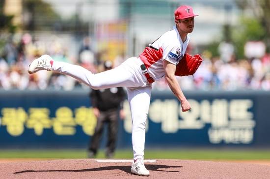 올러는 지난 26일 광주 기아 챔피언스필드에서 열린 2025 신한 Sol 뱅크 KBO리그 LG전에 선발 등판해 7이닝 1피안타 8탈삼진 2볼넷 무실점으로 팀 승리에 이바지했다. KIA 타이거즈