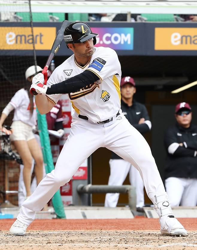 27일 오후 인천SSG랜더스필드에서 열린 '2025 신한 SOL Bank KBO리그' 키움 히어로즈와 SSG 랜더스의 경기, 9회말 2사 SSG 라이언 맥브룸이 1점홈런을 날리고 있다. SSG 랜더스