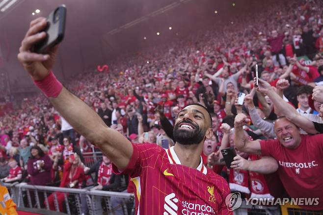 팬들과 셀카를 찍는 무함마드 살라흐 [AP=연합뉴스]