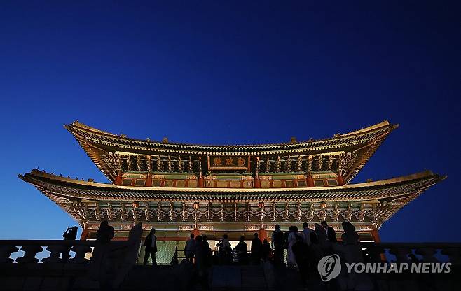 지난해 경복궁 야간 관람 모습  [연합뉴스 자료사진]