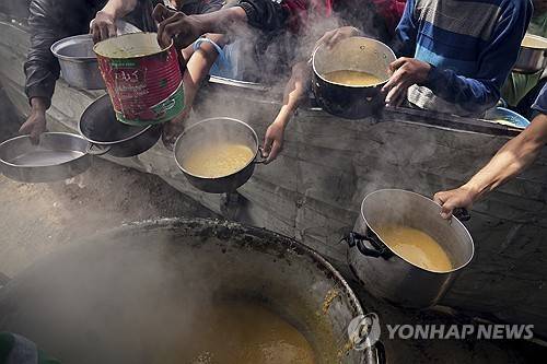 가자지구에서 식량 배급받는 어린이들 [AP=연합뉴스 자료사진]