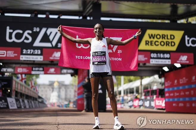 아세파, '여자 선수들만이 뛴 마라톤' 세계신기록 (런던 EPA=연합뉴스) 아세파가 27일(현지시간) 영국 런던에서 열린 2025 런던 마라톤에서 '여자 선수들만이 뛴 마라톤' 세계신기록을 세우며 우승한 뒤 기념 촬영하고 있다.