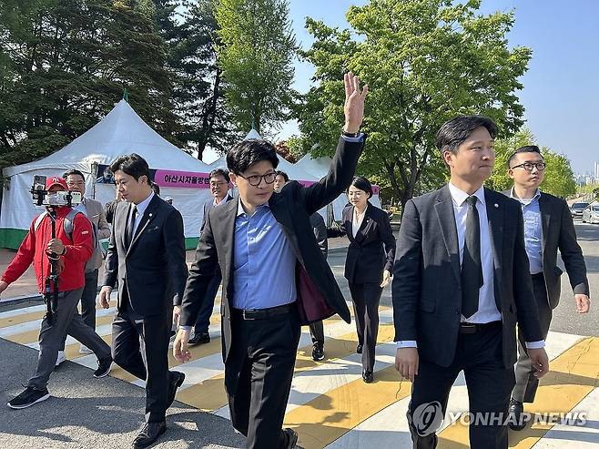 지지자들에게 손 흔드는 한동훈 후보 (아산=연합뉴스) 한종구 기자 = 국민의힘 한동훈 대선 경선 후보가 28일 충남 아산 현충사를 찾은 자리에서 지지자들에게 손을 흔들고 있다. 2025.4.28. jkhan@yna.co.kr