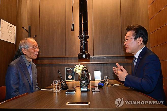 이재명, 윤여준 전 장관과 오찬회동 (서울=연합뉴스) 신준희 기자 = 더불어민주당 이재명 대표가 30일 여의도 한 식당에서 윤여준 전 환경부 장관과 오찬 회동을 하고 있다. 2024.10.30 [공동취재] hama@yna.co.kr