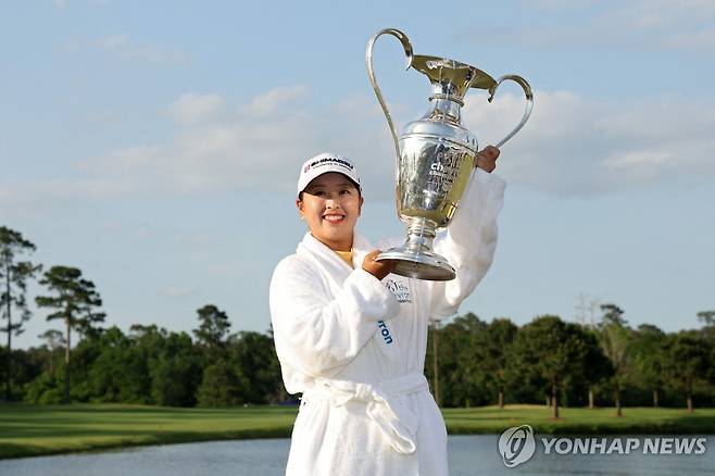 우승 트로피 든 사이고 마오 [게티이미지/AFP=연합뉴스]
