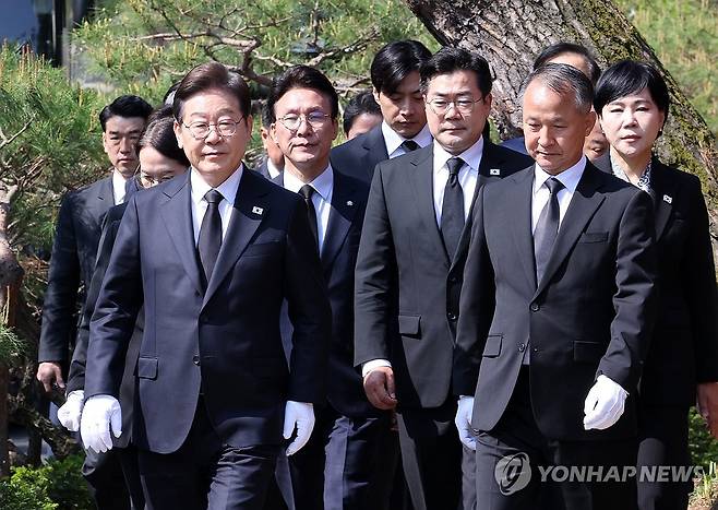 이재명 후보, 고 김대중 전 대통령 묘역 참배 (서울=연합뉴스) 윤동진 기자 = 더불어민주당 이재명 대선 후보가 28일 서울 동작구 국립서울현충원에서 당 지도부와 김대중 전 대통령 묘역 참배를 위해 이동하고 있다. 2025.4.28 [공동취재] mon@yna.co.kr