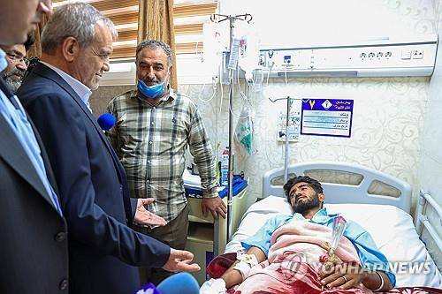 이란 항구 폭발사고로 다친 환자 방문한 페제시키안 대통령 이란 대통령실 제공. 재판매 및 DB 금지]
