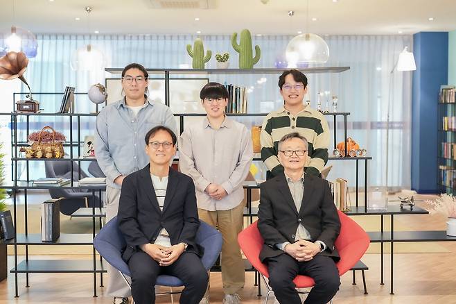 연구진 모습 UNIST 김진영 교수(앞줄 왼쪽), 이재성 교수(앞줄 오른쪽). [울산과학기술원 제공. 재판매 및 DB 금지]