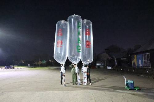 전단 날리는 납북자가족 [납북자가족모임 제공. 재판매 및 DB 금지]