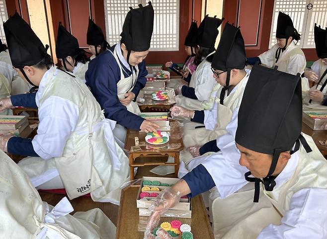 '세종대왕 잔치'를 위하여      (서울=연합뉴스) 김예나 기자 = 28일 서울 종로구 경복궁 내소주방에서 '궁중 새내기'들이 각색당(사탕)을 켜켜이 쌓아 올리는 고임상을 만들고 있다. 봄 궁중문화축전은 경복궁·창덕궁·덕수궁·창경궁·경희궁 등 서울의 5대 궁과 종묘에서 다음 달 4일까지 펼쳐진다. 2025.4.28
   yes@yna.co.kr