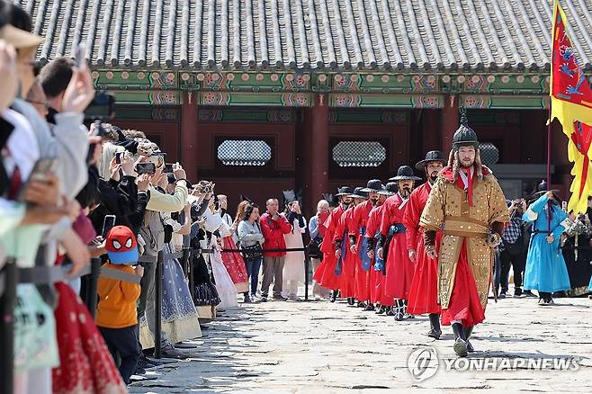 경복궁에서 재현한 궁중 일상 재현 공연 (서울=연합뉴스) 임화영 기자 = 28일 서울 종로구 경복궁에서 궁중 일상을 재현한 '시간여행, 세종' 공연이 펼쳐지고 있다. 2025.4.28 hwayoung7@yna.co.kr