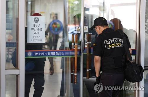 흉기 난동에 폐쇄된 청주의 한 고등학교 흉기 난동에 폐쇄된 청주의 한 고등학교
    (청주=연합뉴스) 천경환 기자 = 28일 학생 흉기 난동이 발생한 청주의 한 고등학교에서 경찰 등이 사고 상황을 파악하고 있다. 2025.4.28
    kw@yna.co.kr
(끝)