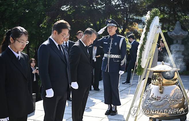 이재명 후보, 고 이승만 묘역 참배 (서울=연합뉴스) 윤동진 기자 = 더불어민주당 이재명 대선 후보가 28일 동작구 국립서울현충원 고 이승만 전 대통령 묘역을 찾아 참배하고 있다. 2025.4.28 [공동취재] mon@yna.co.kr