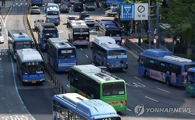 서울 버스노조 오늘 쟁의행위 찬반투표 (서울=연합뉴스) 윤동진 기자 = 서울 시내버스 노조가 조합원을 대상으로 쟁의행위 찬반 투표를 진행하는 28일 서울역버스종합환승센터 인근에서 버스가 다니고 있다. 임금·단체협상(임단협) 노사 협상이 법정 조정기한인 오는 29일까지 타결되지 않으면 노조는 30일 첫차부터 쟁의행위에 돌입할 것으로 예상된다. 파업에 나설 경우 2년 연속이다. 2025.4.28 mon@yna.co.kr
