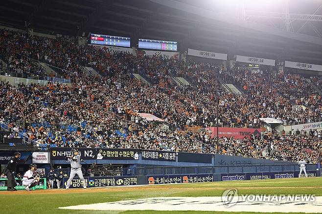 잠실 야구장, 개막 5경기 연속 매진 (서울=연합뉴스) 서대연 기자 = 27일 서울 잠실야구장에서 열린 프로야구 2025 신한 SOL 뱅크 KBO리그 한화 이글스와 LG 트윈스의 경기에서 팬들이 응원전을 펼치고 있다. 
    LG는 오늘까지 개막 후 5경기 모두 전 좌석 매진을 기록했다. 2025.3.27 dwise@yna.co.kr
