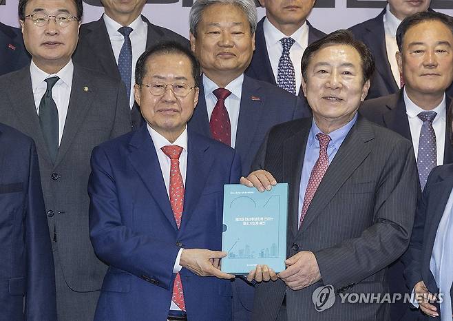 중소기업 건의 사항 받은 홍준표 (서울=연합뉴스) 황광모 기자 = 홍준표 국민의힘 대선 후보가 28일 서울 여의도 중소기업중앙회를 방문해 중소기업들의 건의 사항이 담긴 제언서를 김기문 중기중앙회 회장에게 받고 있다. 2025.4.28 hkmpooh@yna.co.kr