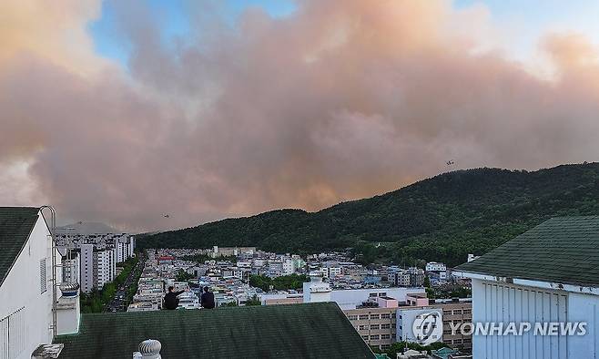 노심초사 (대구=연합뉴스) 윤관식 기자 = 28일 오후 2시 1분께 대구 북구 노곡동 함지산에서 발생한 산불이 확산하고 있는 가운데 서변동 한 아파트 옥상에서 주민들이 산불 상황을 지켜보고 있다. 2025.4.28 psik@yna.co.kr