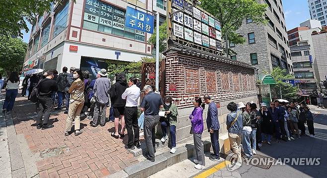 점심시간 이용해 유심 교체 나선 시민들 (서울=연합뉴스) 김도훈 기자 = SK텔레콤이 유심 고객정보 해킹 사고로 관련 유심 무료 교체 서비스에 나선 28일 서울 시내 한 SK텔레콤 대리점 앞에 점심시간을 이용해 유심을 교체하려는 시민들이 줄지어 서 있다. 2025.4.28 superdoo82@yna.co.kr